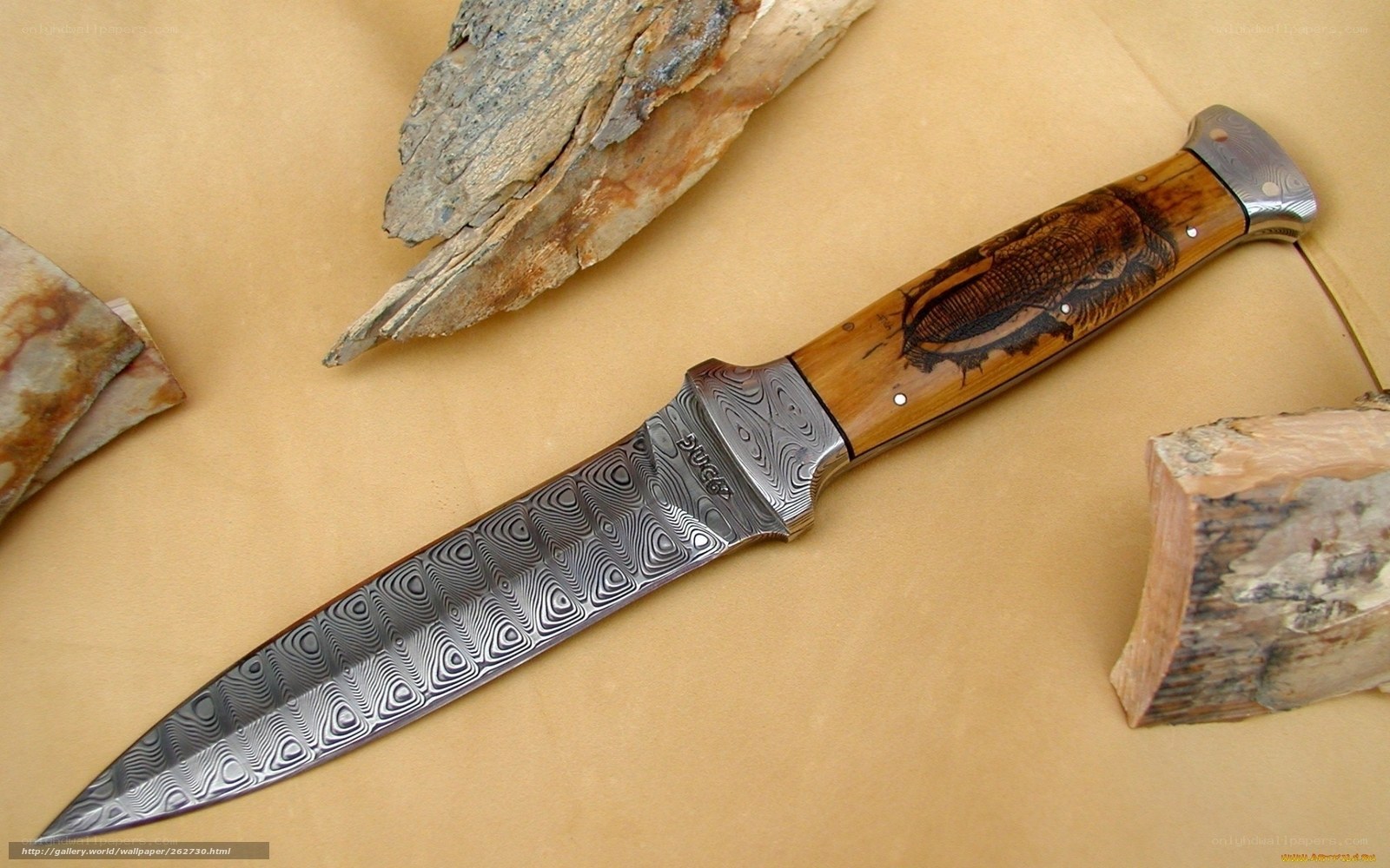 handcrafted knife with damascus steel