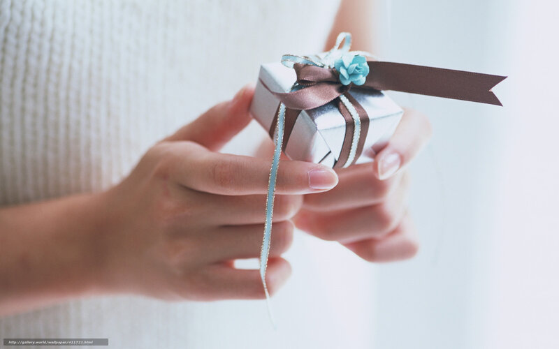 Hands holding a gift box