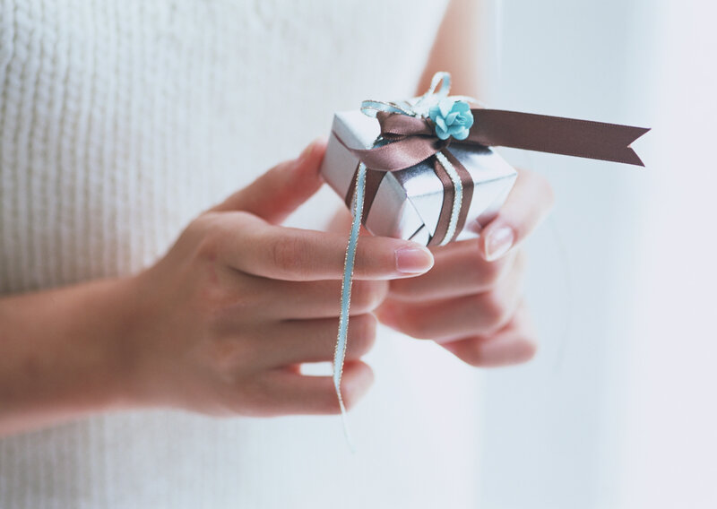 hands holding a gift box