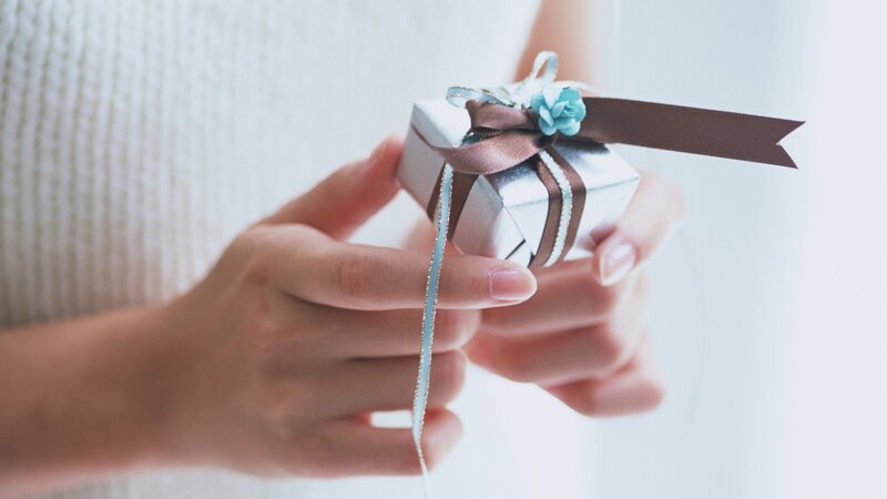 hands holding a gift box