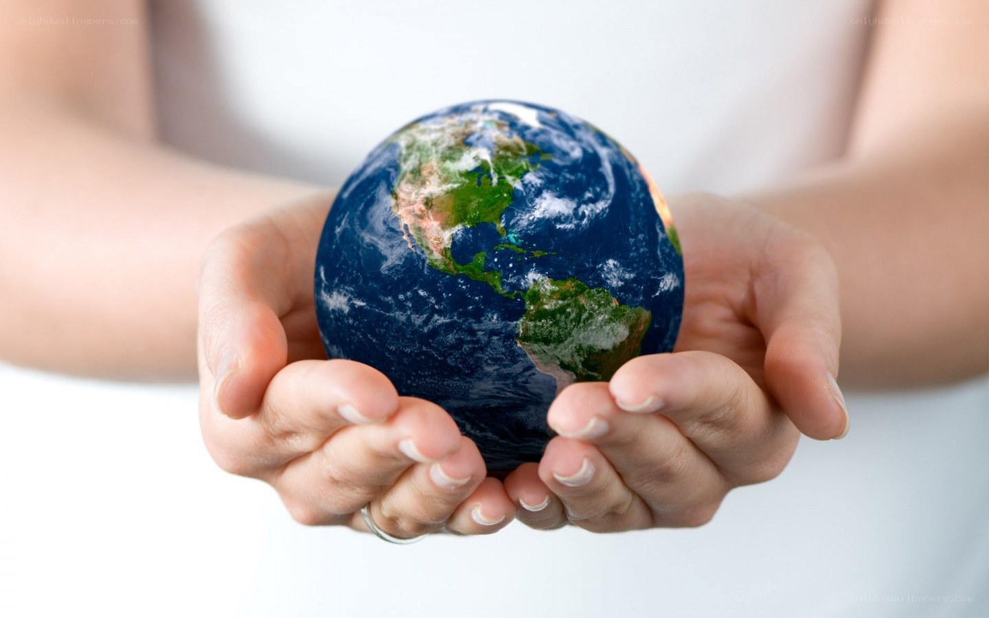 hands holding the earth
