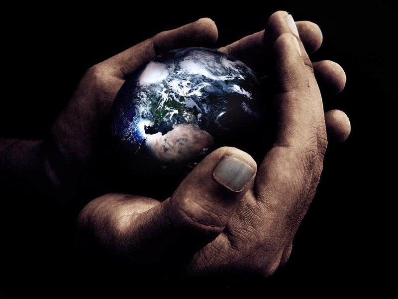 hands holding the earth