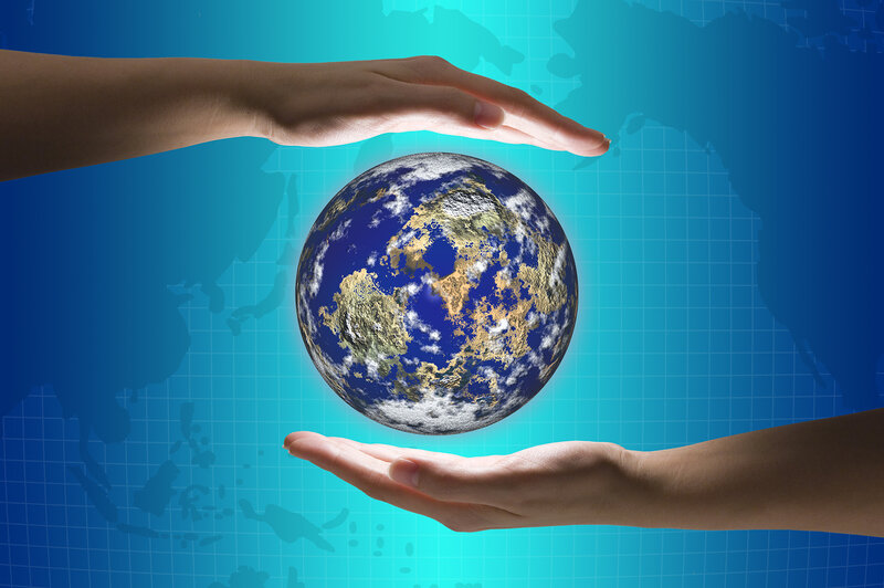 hands holding the earth