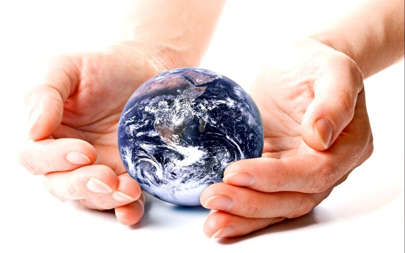 hands holding the earth