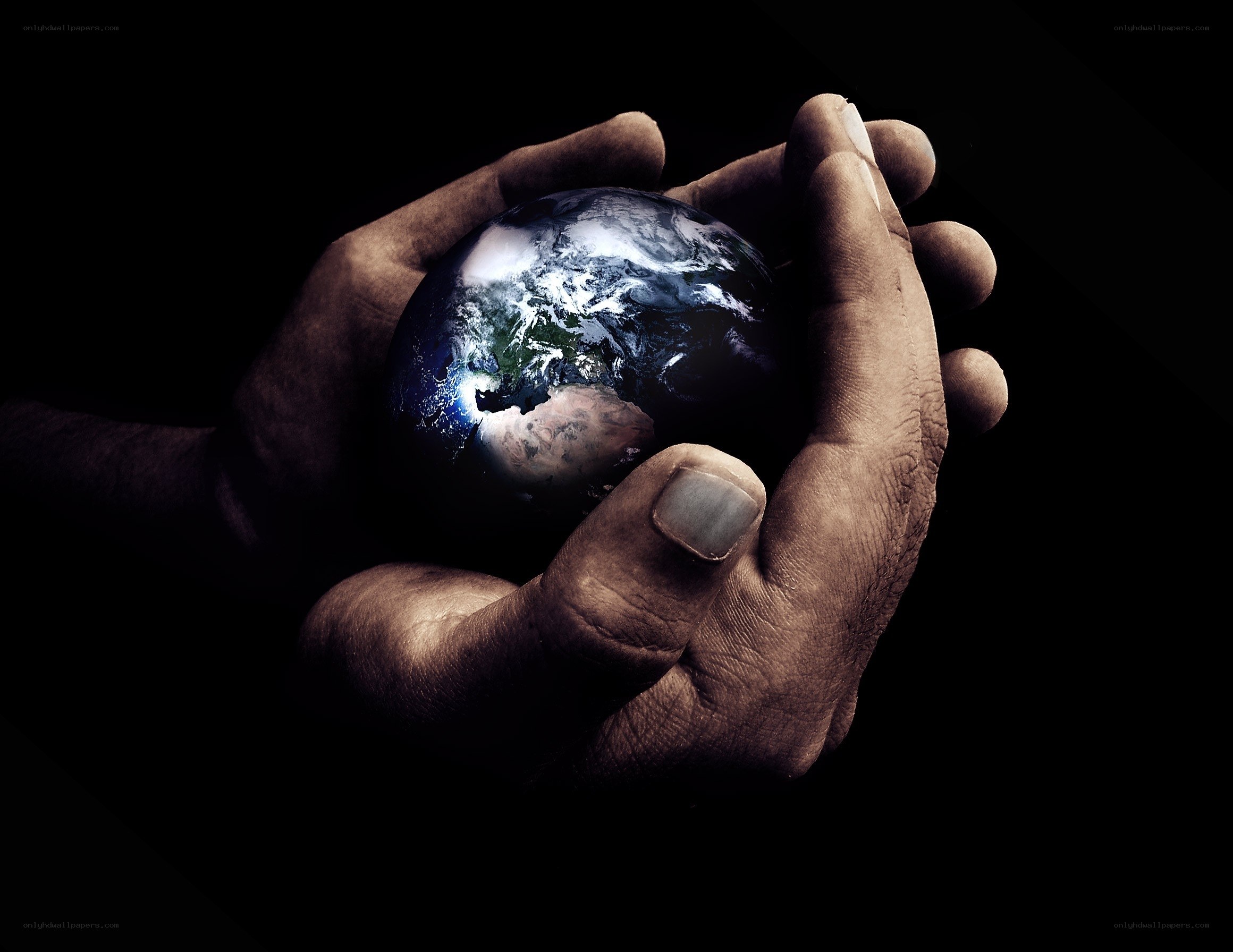 hands holding the earth
