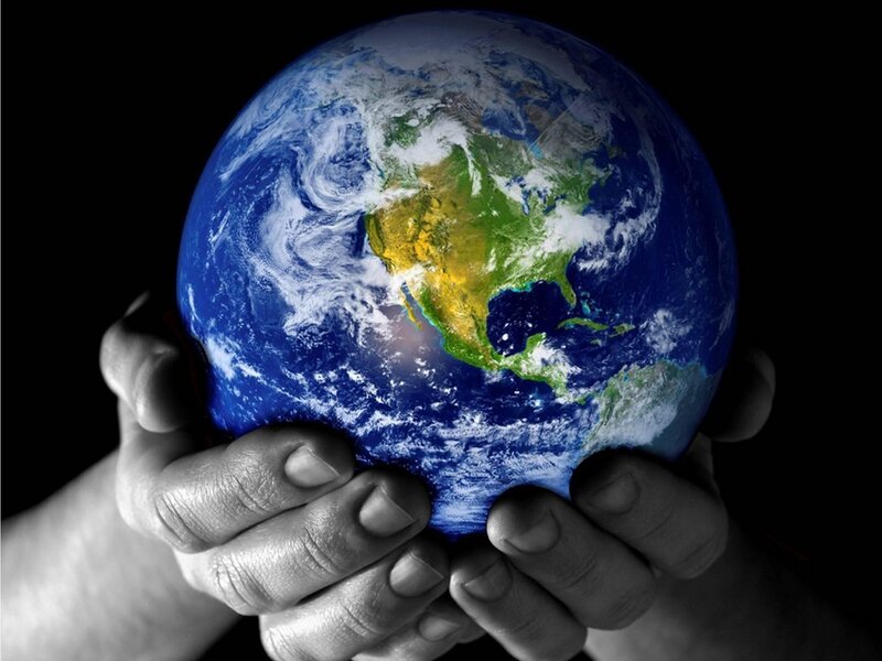 hands holding the earth