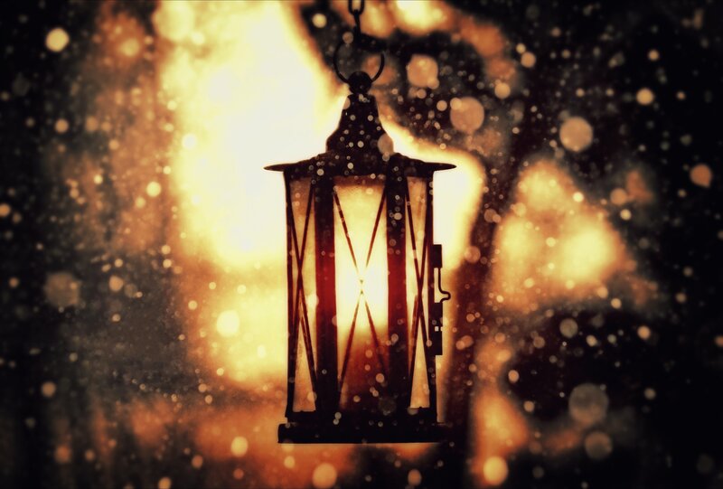 Hanging Lantern in Snow — Black
