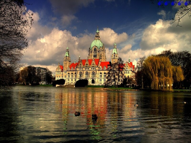 Hannover town hall by the lake