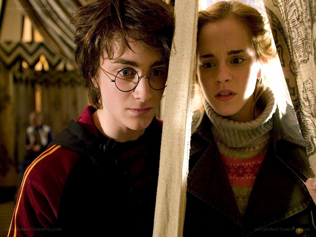 Harry and Hermione peeking