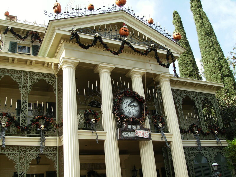 Haunted Mansion Halloween decor
