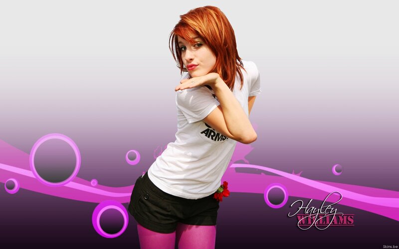 Hayley Williams pose