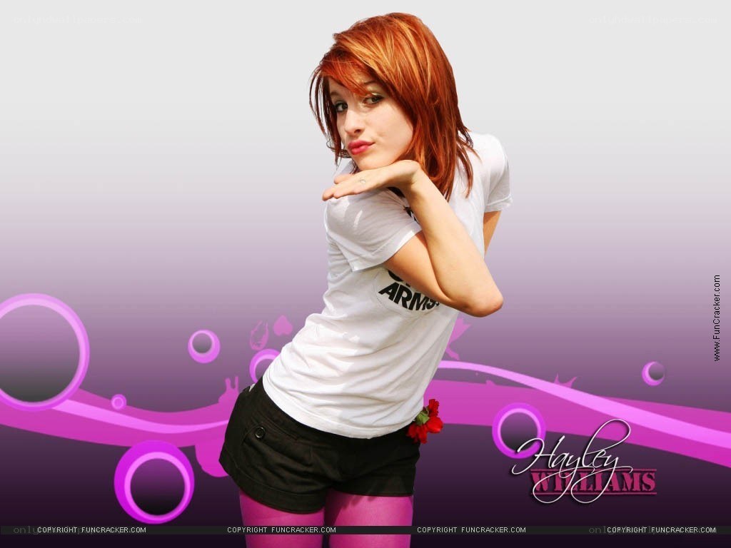 Hayley Williams posing with pink background