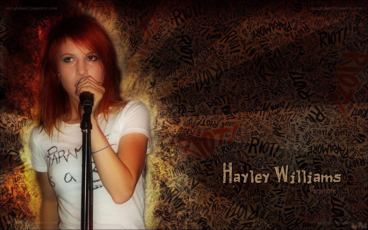 Hayley Williams singing into microphone
