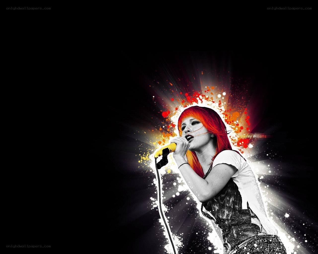 Hayley Williams singing on stage