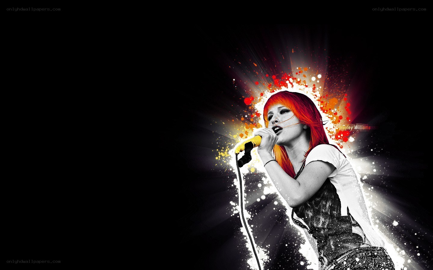 Hayley Williams singing on stage
