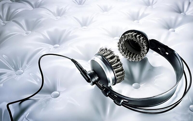 headphones with brush attachments