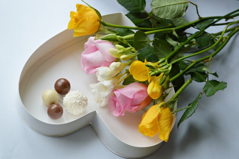 Heart-shaped Box with Flowers — White