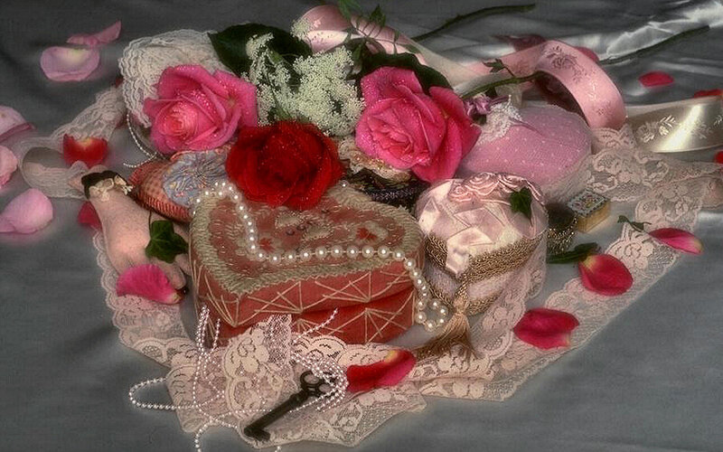 Heart-shaped Box with Roses — Pink
