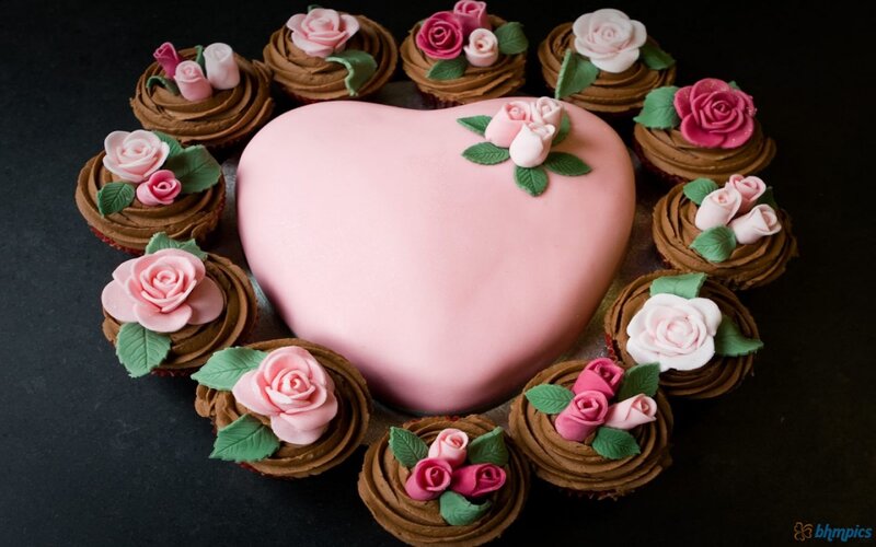 Heart-shaped Cake with Cupcakes