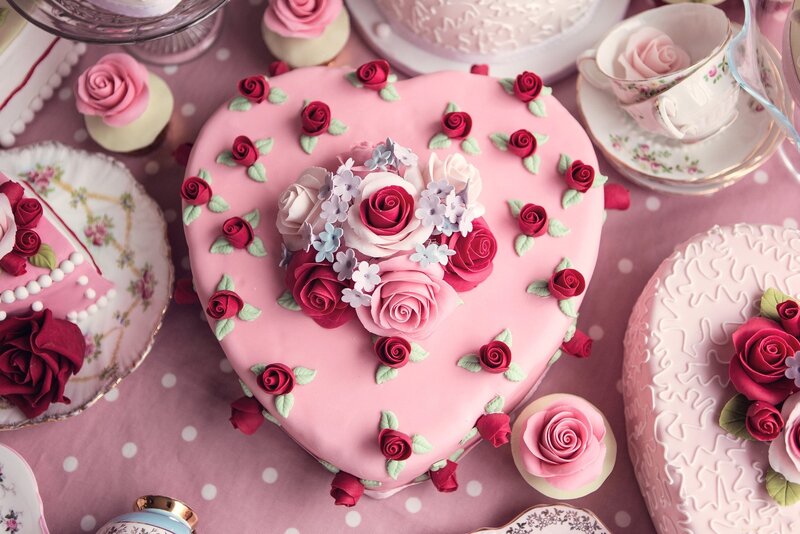 Heart-shaped Cake with Roses — Pink, Elegant