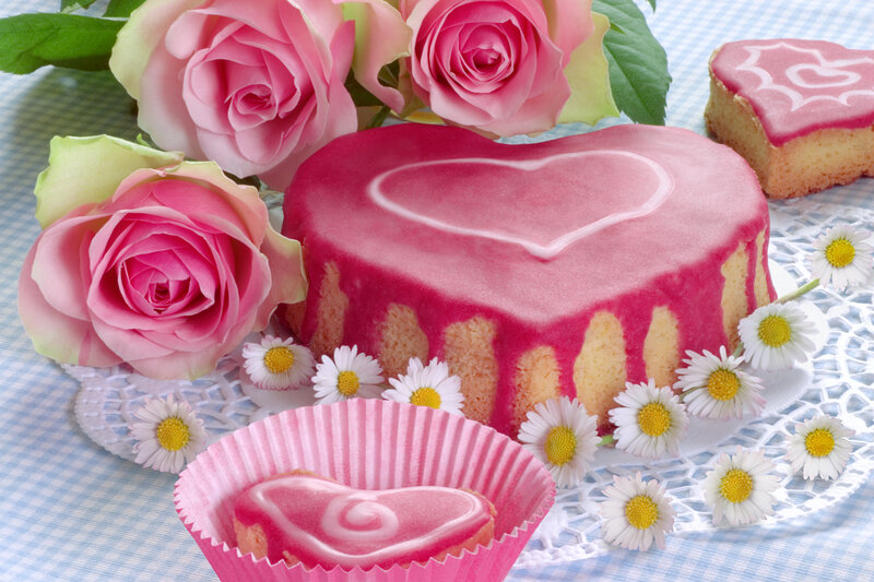 Heart-shaped Cake with Roses — Pink, Romantic