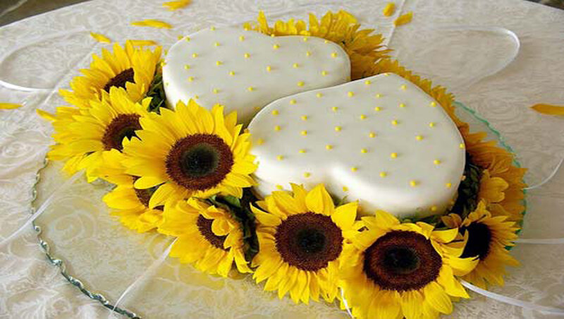 Heart-shaped Cakes with Sunflowers — Yellow