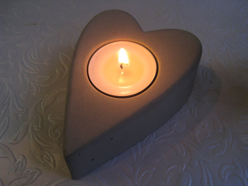 Heart-shaped Candle Holder — White, Calm