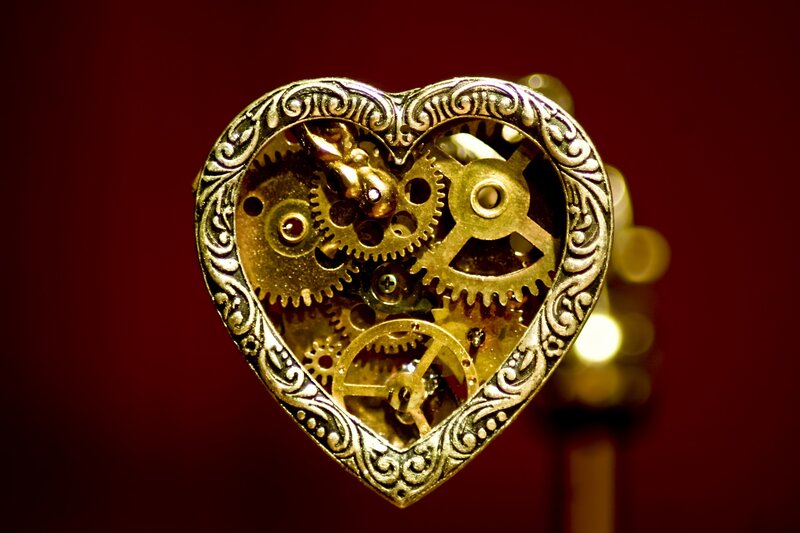 Heart-shaped Clock Mechanism — Gold, Dramatic