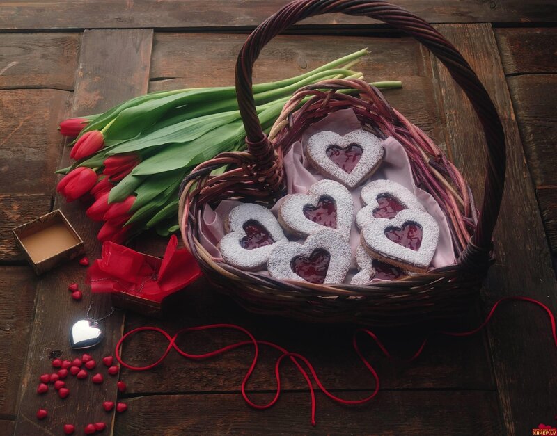 Heart-shaped cookies and tulips