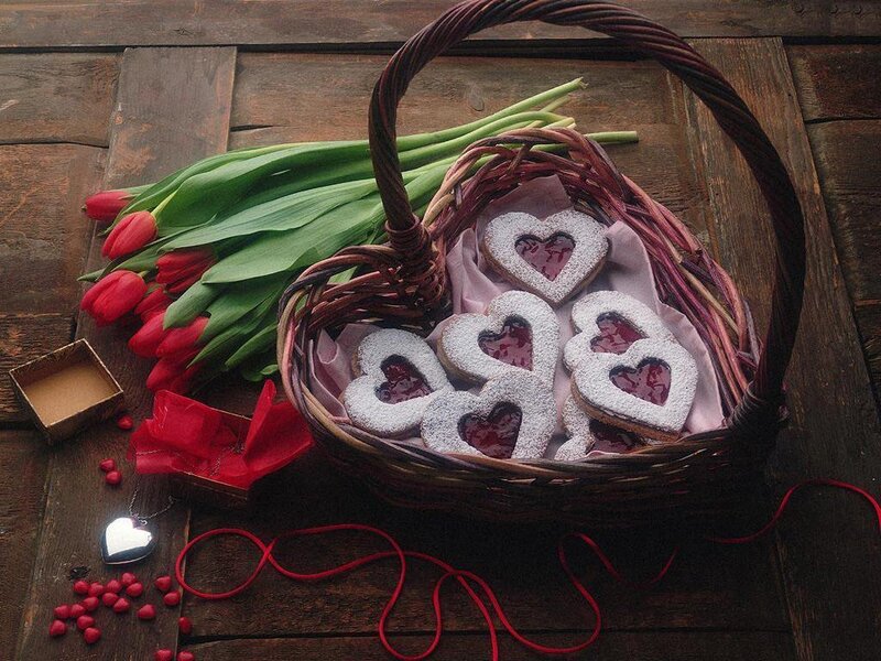Heart-shaped cookies and tulips