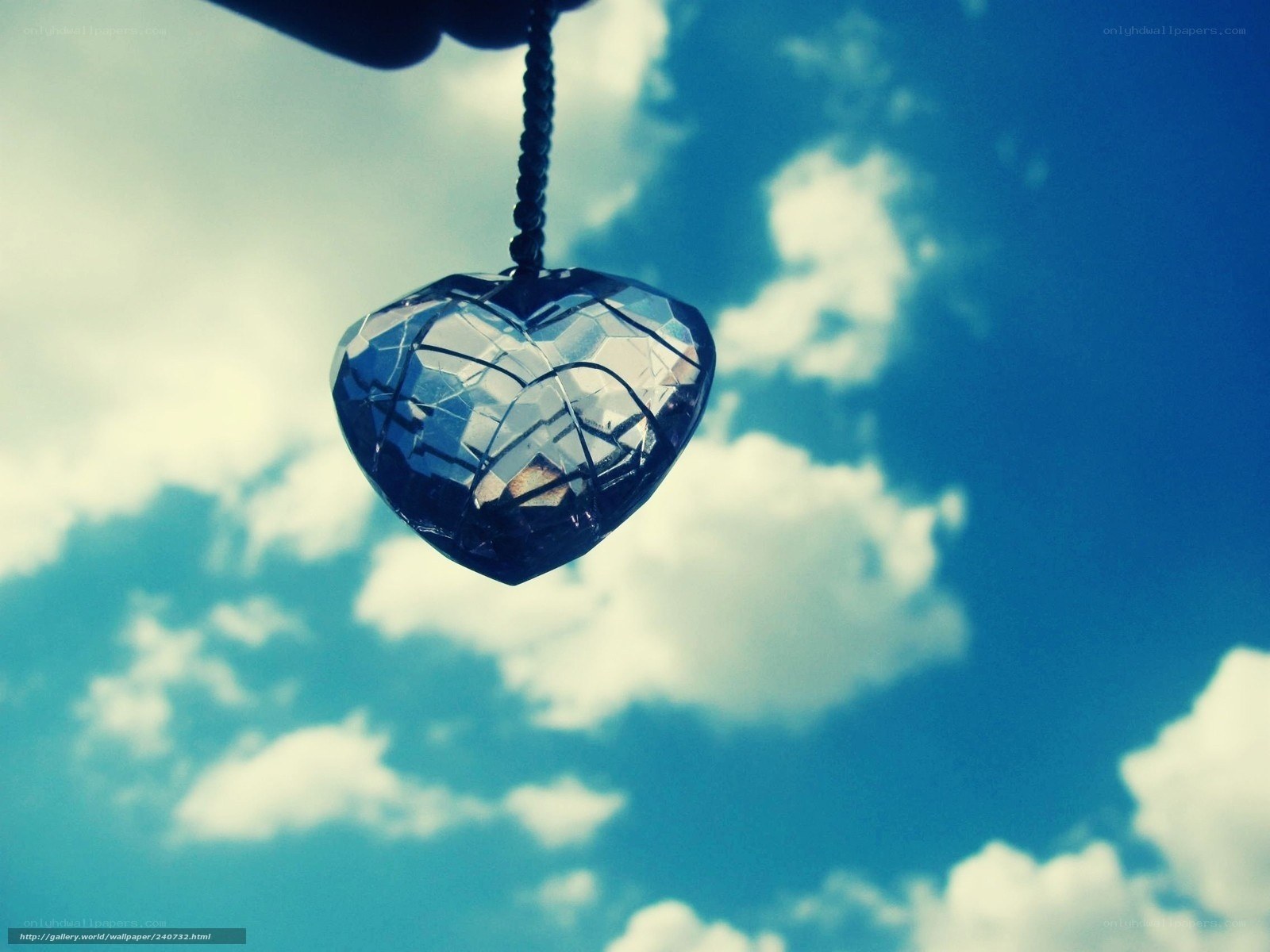 Heart-shaped crystal pendant