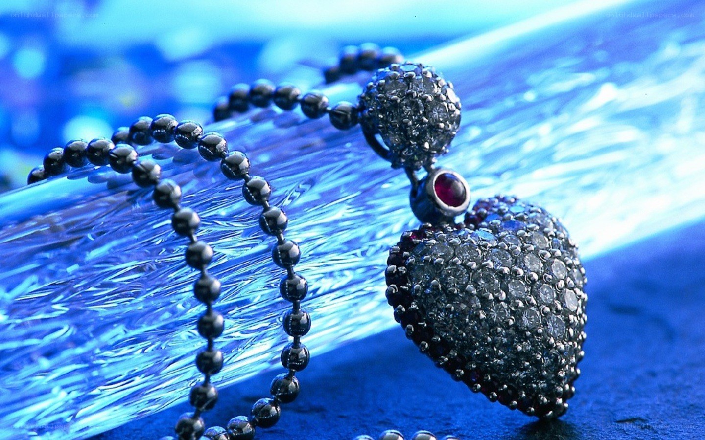 Heart-shaped diamond pendant