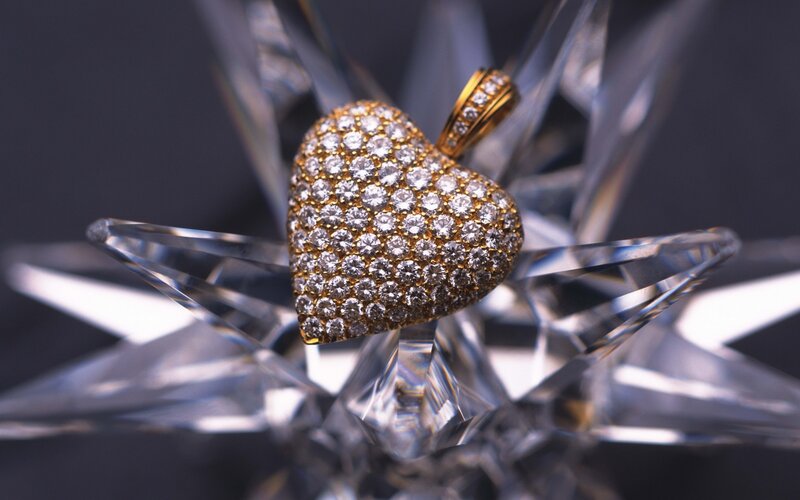 Heart-shaped Diamond Pendant — Gold