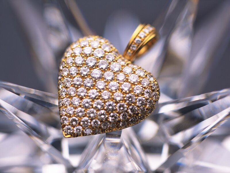 Heart-shaped diamond pendant