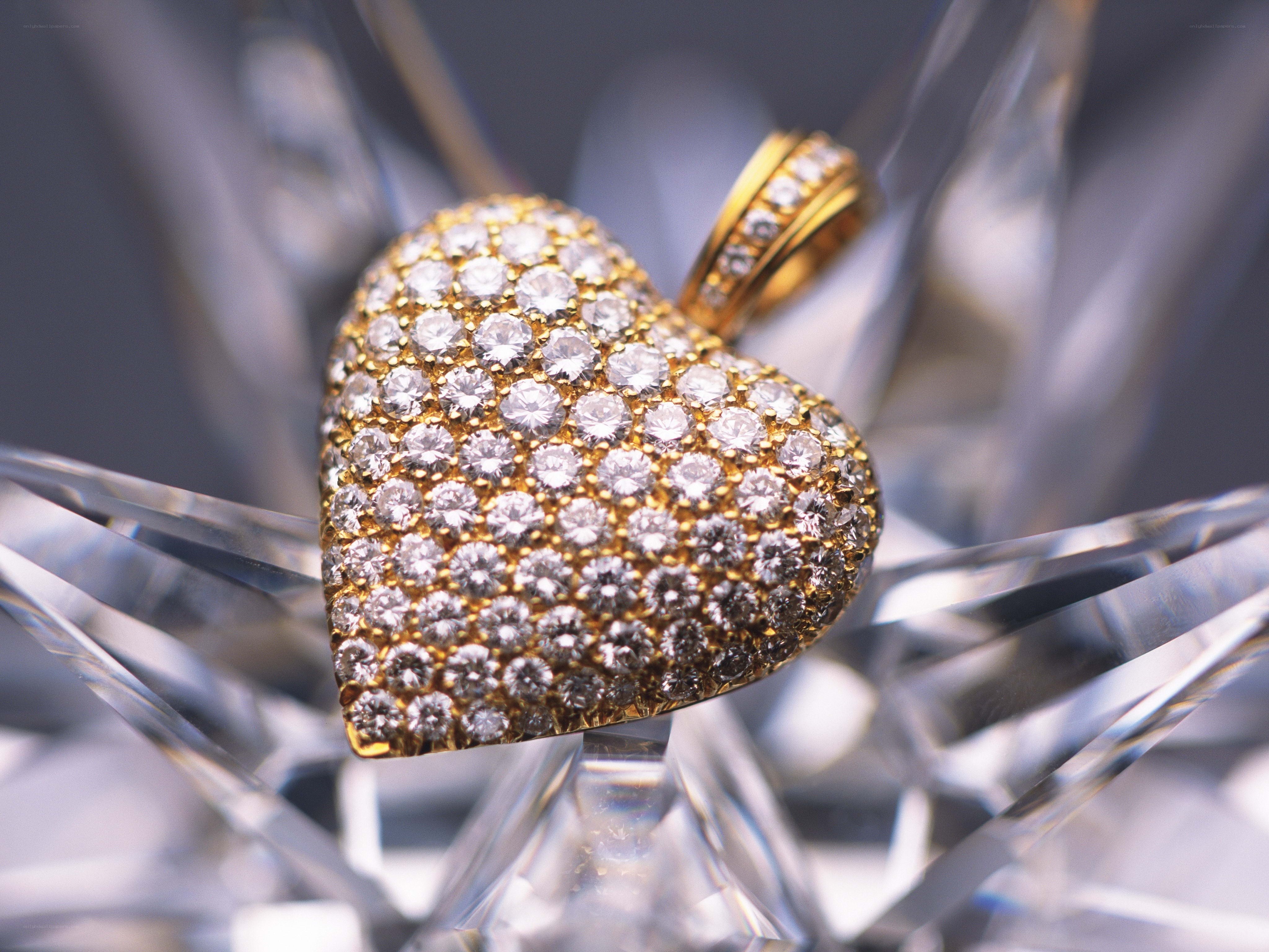 Heart-shaped diamond pendant