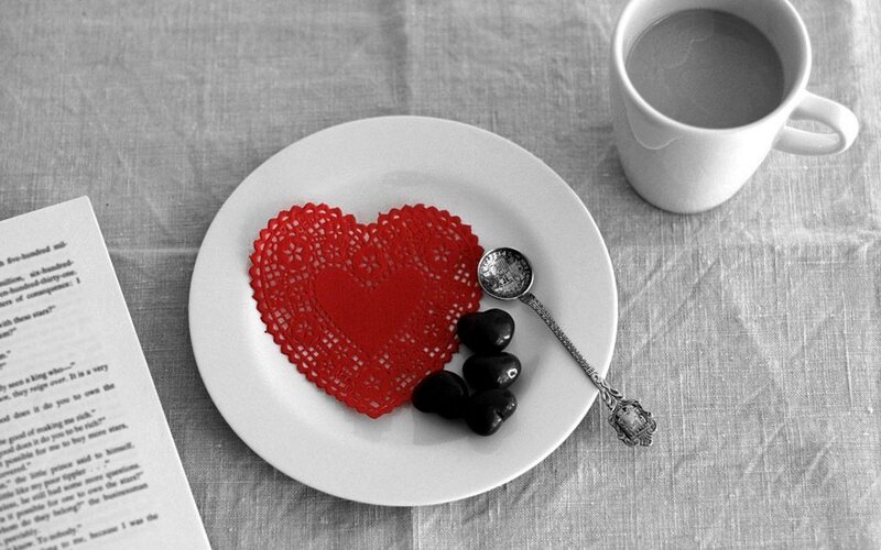 Heart-shaped Doily on Plate — Red, Serene