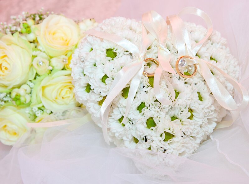 Heart-shaped Flower Bouquet — White, Romantic