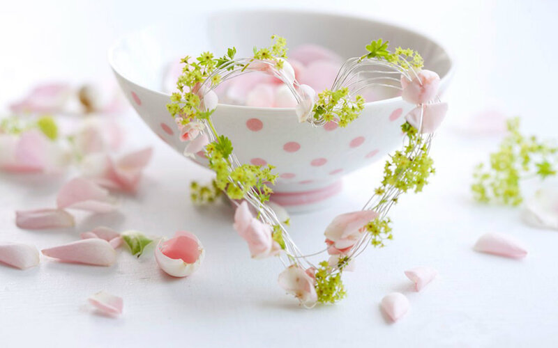 Heart-shaped Flower Wreath — Pink, Serene