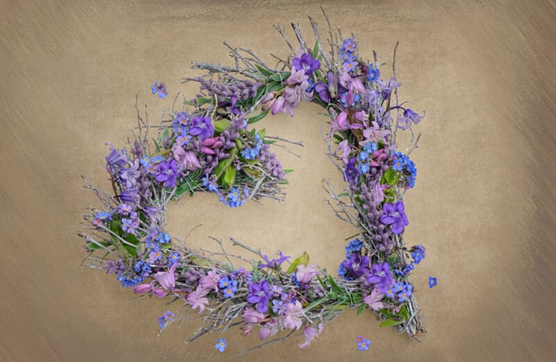 Heart-shaped Flower Wreath — Purple, Calm
