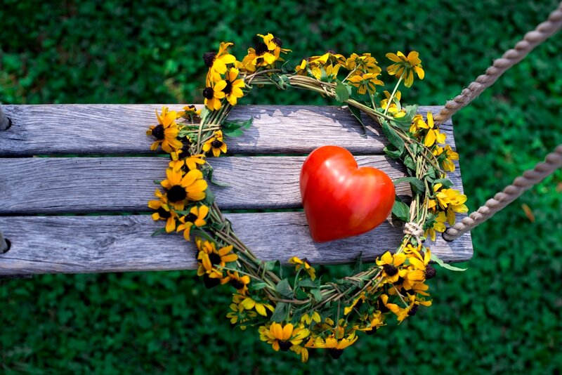 Heart-shaped Flower Wreath — Yellow, Serene