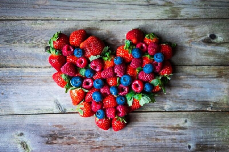 Heart-shaped Fruit Arrangement — Red, Calm