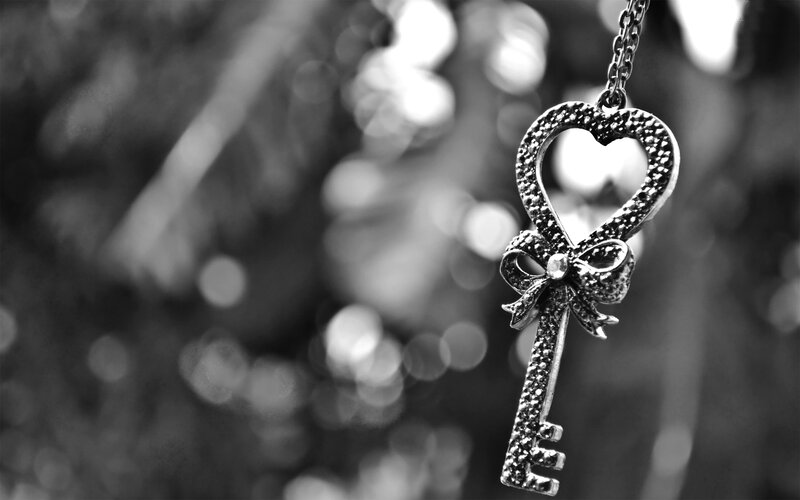 Heart-shaped Key Pendant — Black