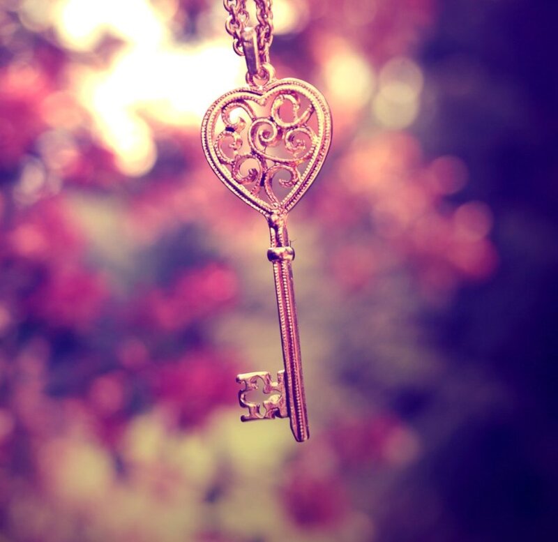 Heart-shaped Key Pendant — Gold, Romantic