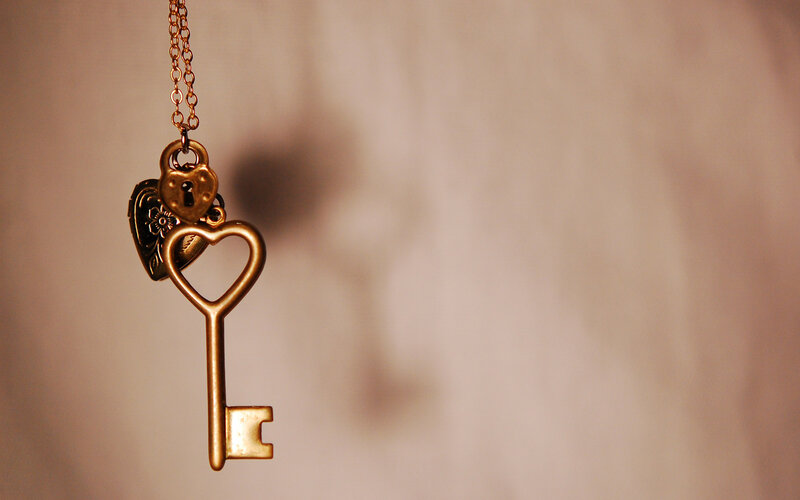 Heart-shaped Key Pendant — Gold, Serene