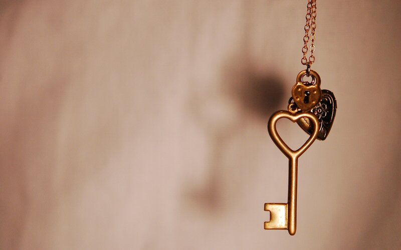 Heart-shaped Key Pendant — Gold