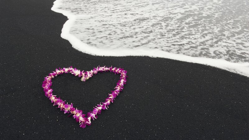 Heart-shaped Lei on Beach — Black