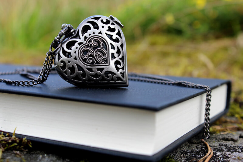Heart-shaped Locket — Black, Serene