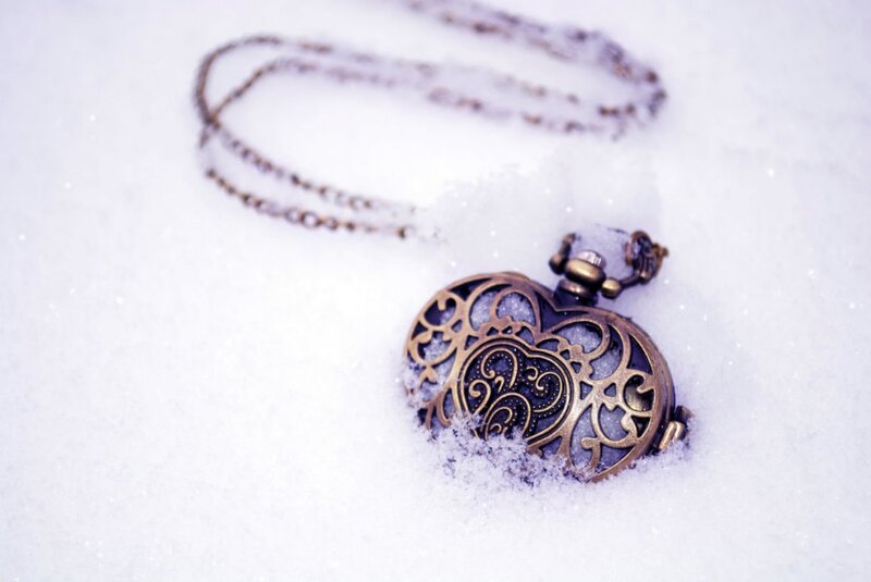 Heart-shaped Locket in Snow — White