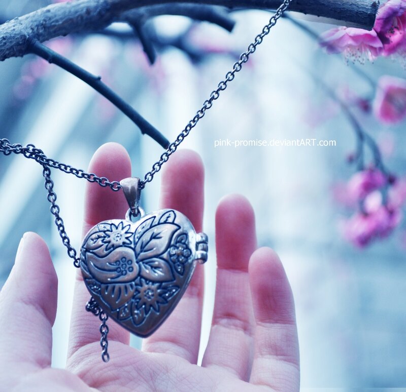 Heart-shaped Locket Pendant — Blue