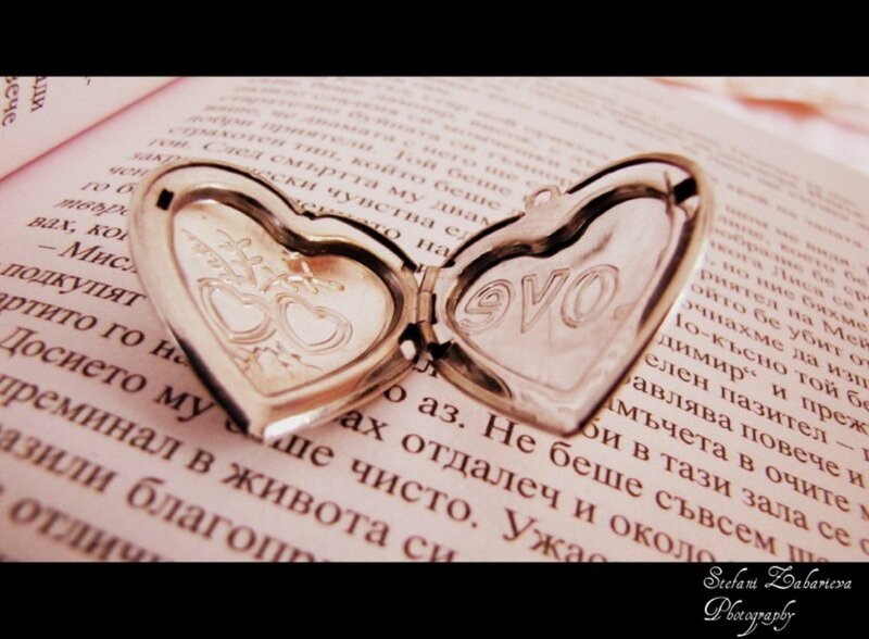 Heart-shaped Locket — White, Romantic